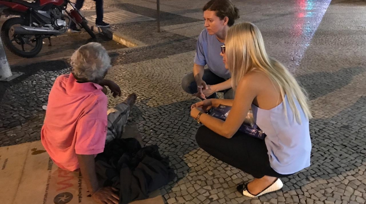 Toda semana, alunos e professores dos cursos de Psicologia do Isecensa, em Campos, vão às ruas levar serviços básicos, mas também afeto e atenção à população de rua da cidade - Divulgação