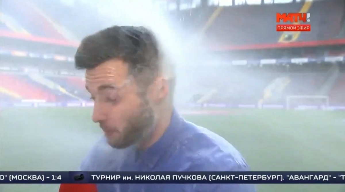 Repórter é 'atacado' por sistema de irrigação de estádio - Reprodução TV