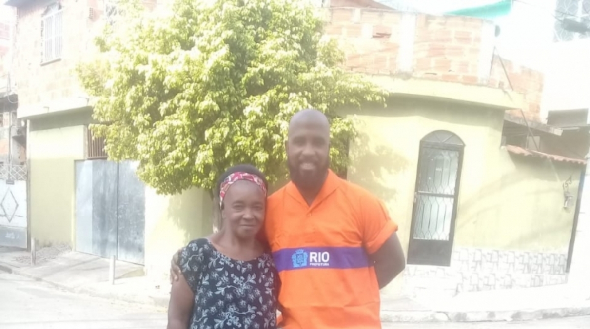 Dona Maria Eli abraça o gari Leandro de Carvalho, que encontrou o dinheiro que ele deixou cair na rua - Arquivo Pessoal