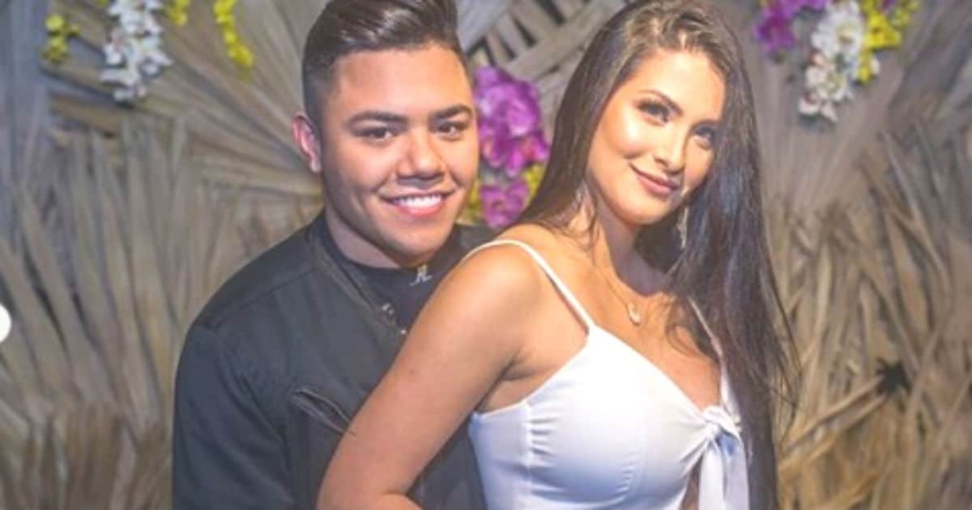 Felipe Ara&uacute;jo e a psic&oacute;loga Caroline Marchezi