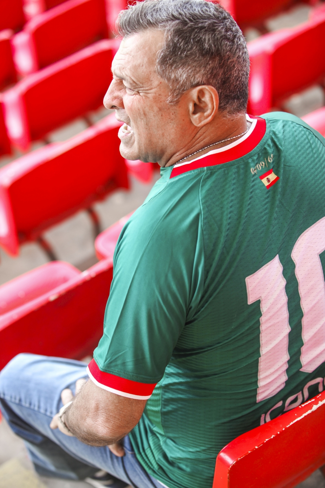 Bandeira da Espanha no detalhe da camisa comemorativa da Portuguesa da Ilha