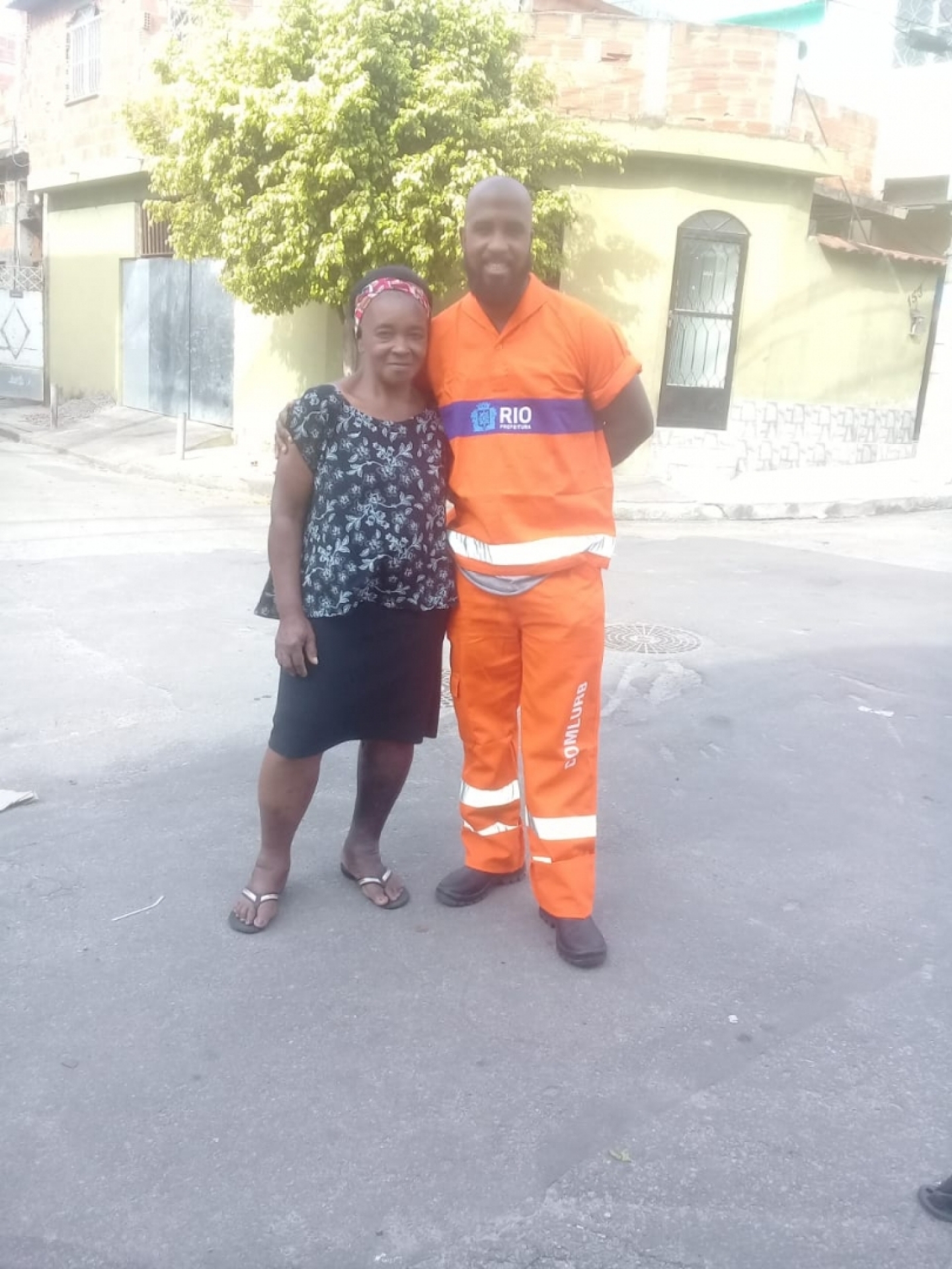 Dona Maria Eli, 72 anos, com o gari Leandro, que achou R$ 700 dela e devolveu dinheiro