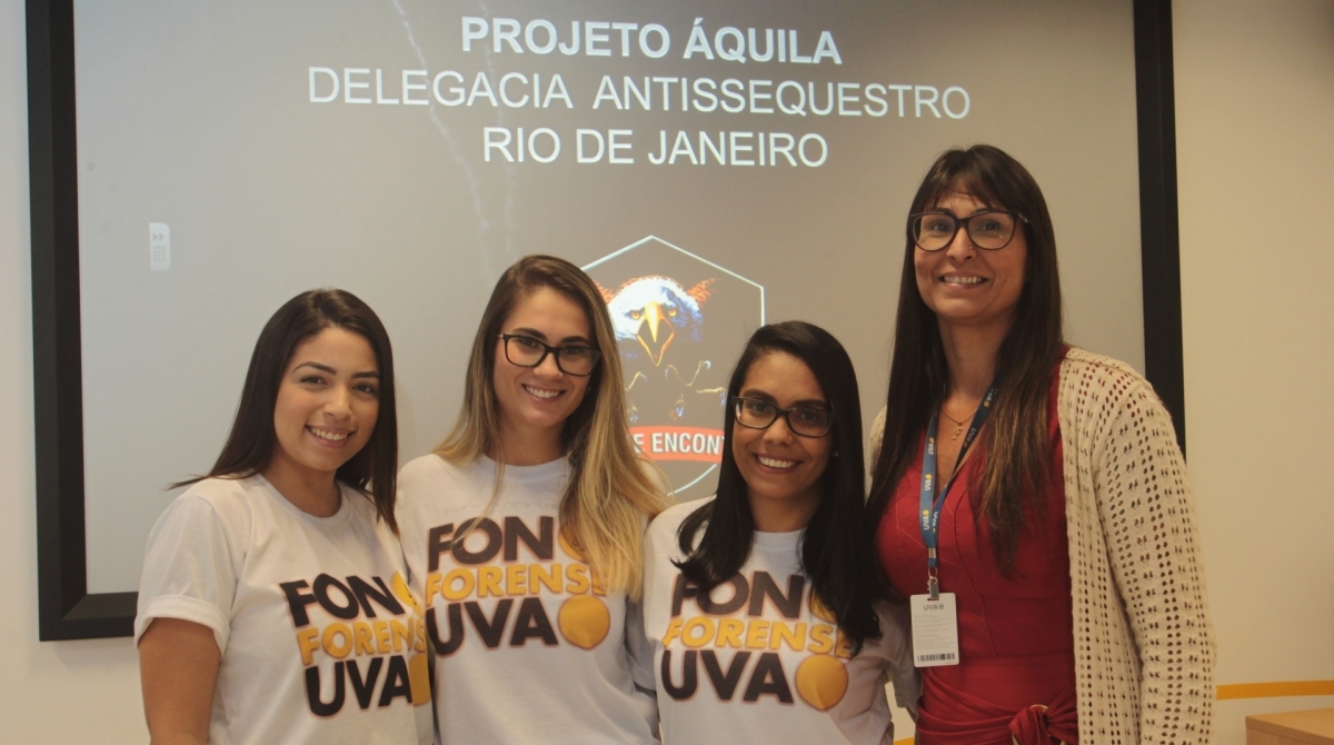 Projeto acadêmico ajuda a combater o crime de sequestro.
Na foto, As alunas(Esq p. dir), Carine Abreu,Amanda Barros e Flavia Cunha, do curso de Fonoaudiologia da faculdade Veiga de Almeida e a professora, Monica Azzariti.
