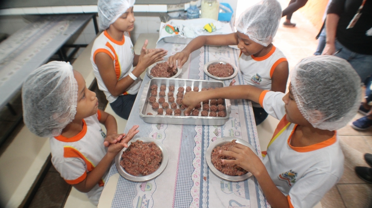 Nas aulas de culinária, as crianças aprendem a fazer quitutes como quibe, por exemplo