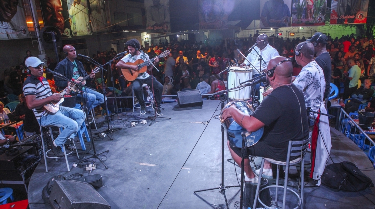 Rio, 25/08/2019  - ESPECIAL- Roda de samba no Cacique de Ramos,  zona norte do Rio.  Na foto frequentadoras Luize e Micheli. Foto: Ricardo Cassiano/Agencia O Dia
