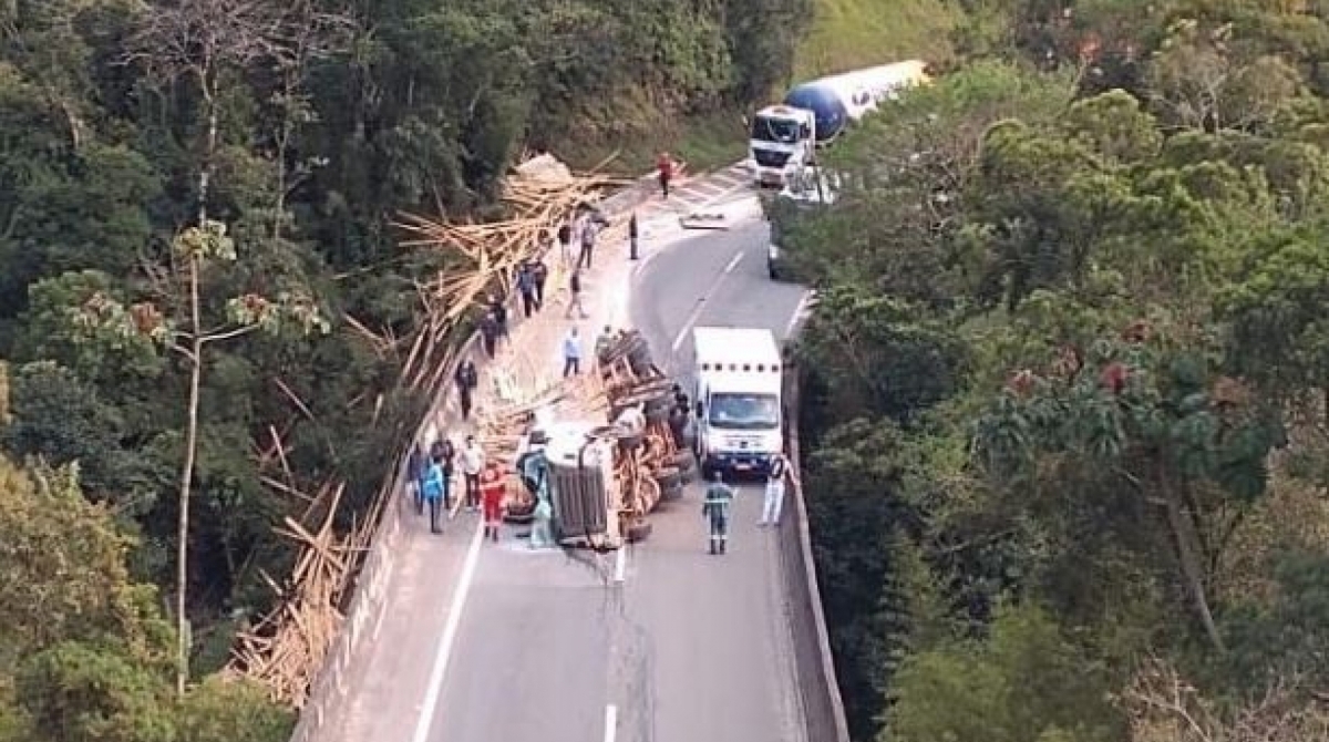 Carreta tombou em rodovia - Reprodução / Internet