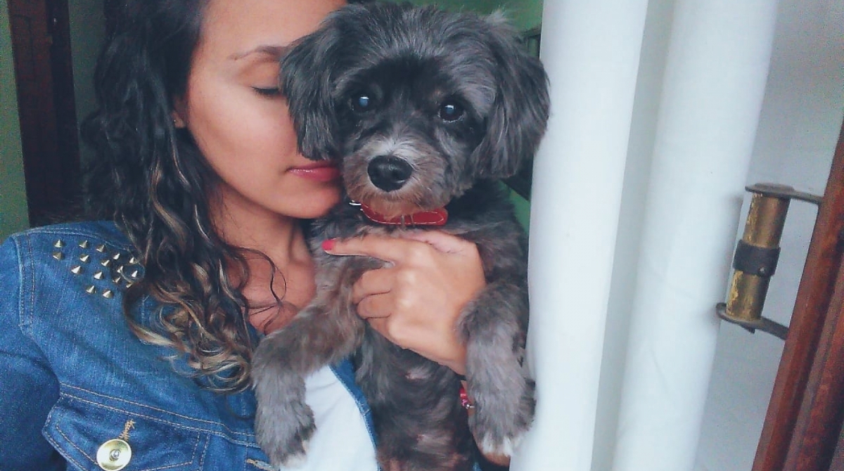 A estudante Nathalia com a cachorrinha Lola