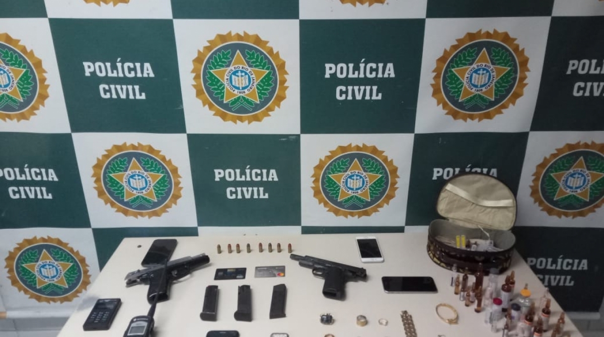 No local, policiais apreenderam duas pistolas, dois celulares, máquinas de cartão e diversos cartões de crédito