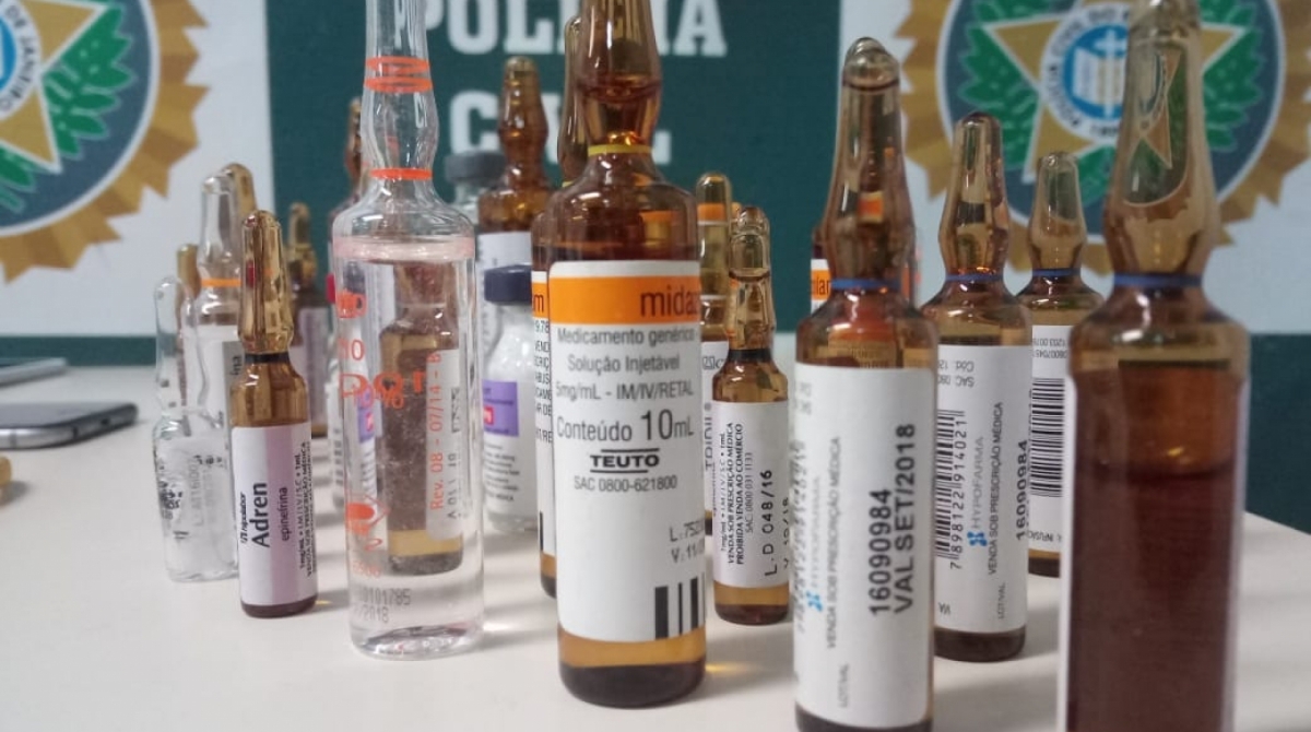 Policiais apreenderam diversas ampolas de morfina
