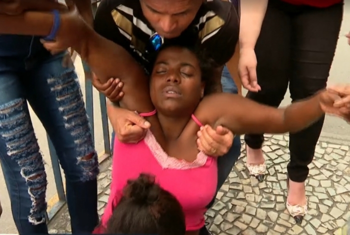 Mãe da menina Lauane desmaia na porta do Hospital Getúlio Vargas, para onde a criança foi levada