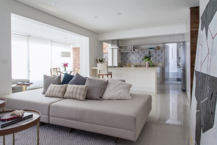 As superfícies, assim como todo o mobiliário, são confeccionadas em tons neutros, fornecendo uma percepção de tranquilidade e leveza