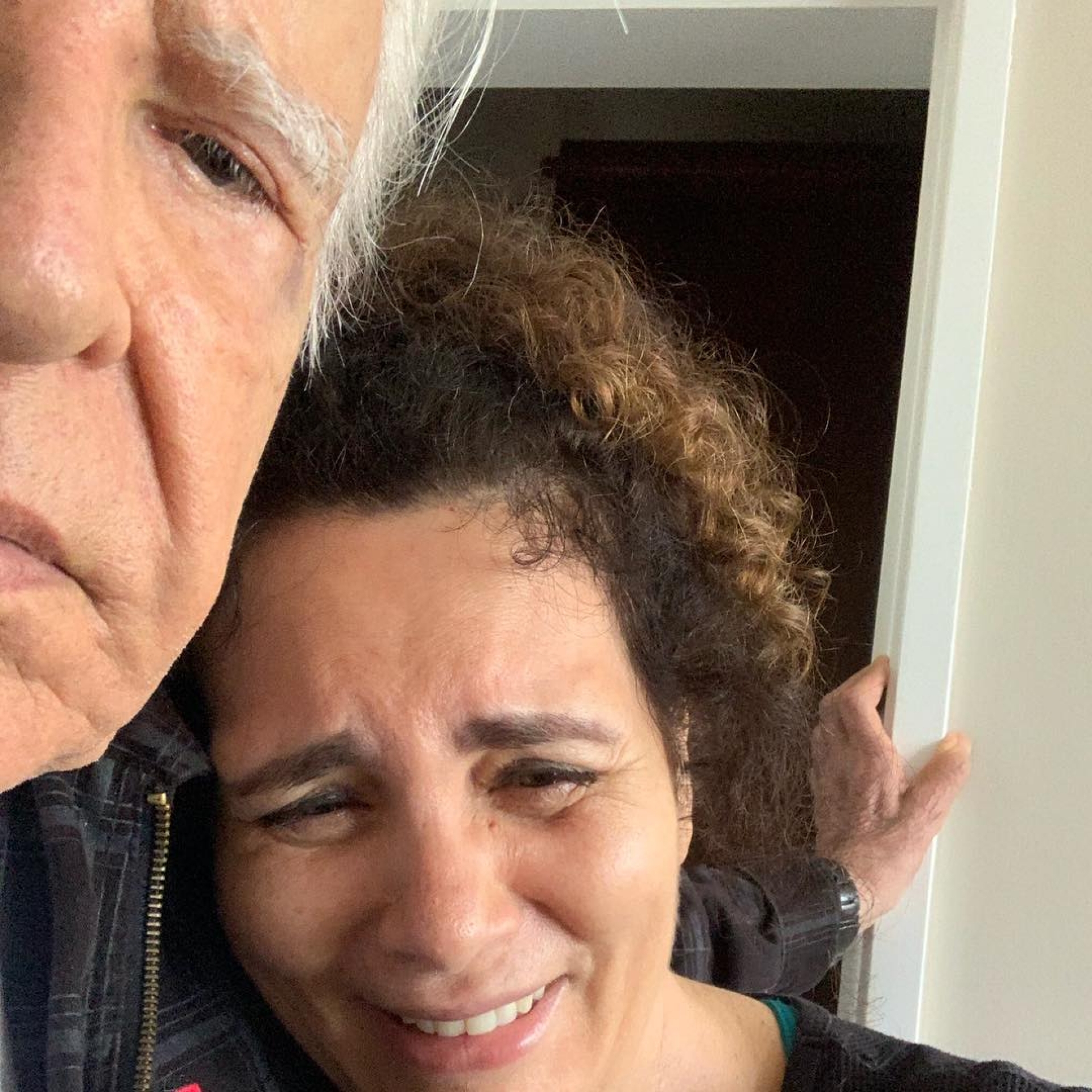 Cid Moreira fazendo careta com a mulher no Instagram