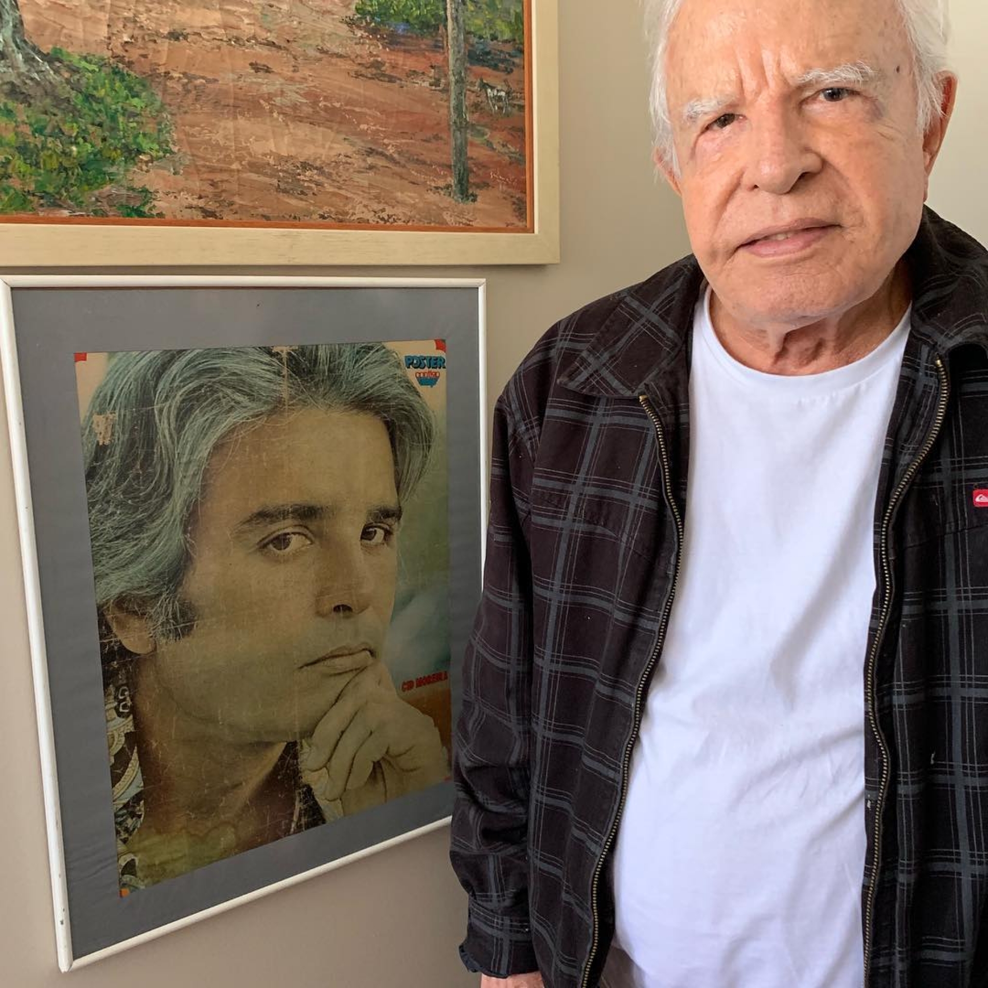Cid Moreira ao lado de uma imagem sua nos anos 1970
