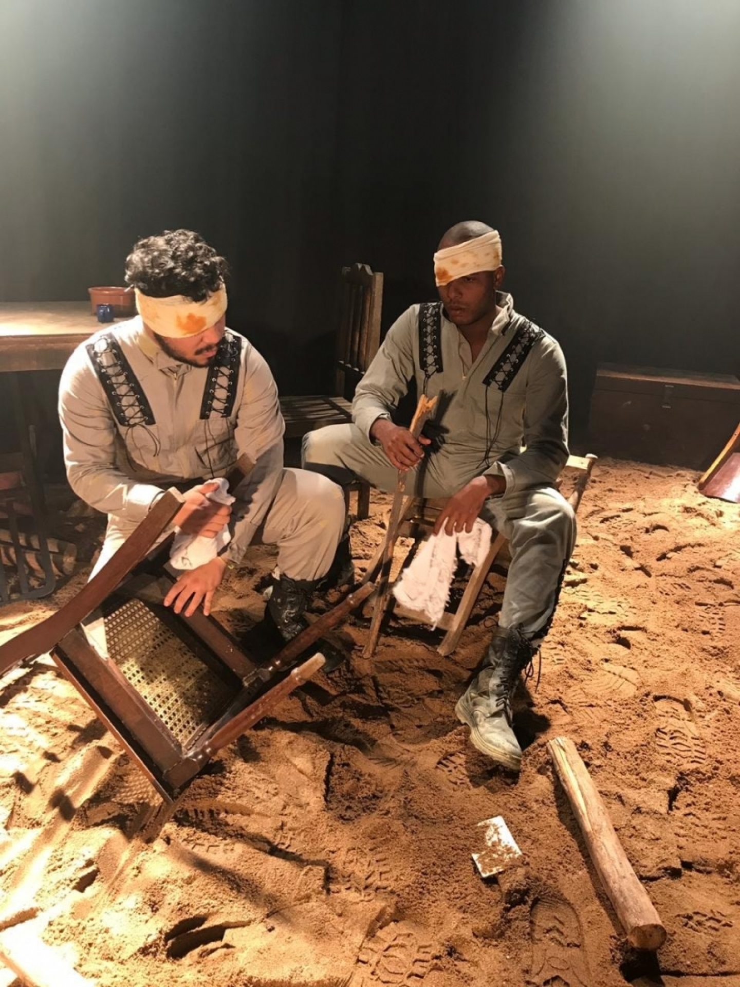 Dois &oacute;rf&atilde;os vivem constantes amea&ccedil;as sob as regras e imposi&ccedil;&atilde;o de um pai j&aacute; morto