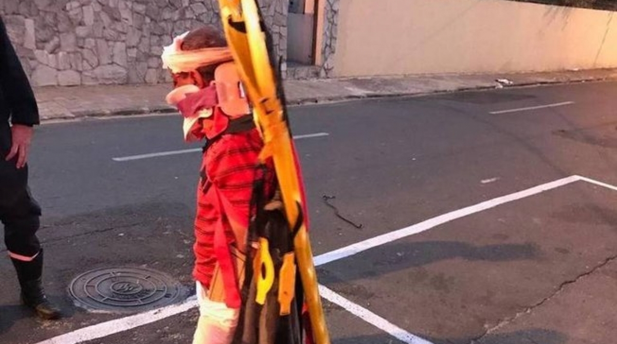 Homem foge grudado à maca após ter recebido primeiros socorros ao ser atropelado por trem - Reprodução