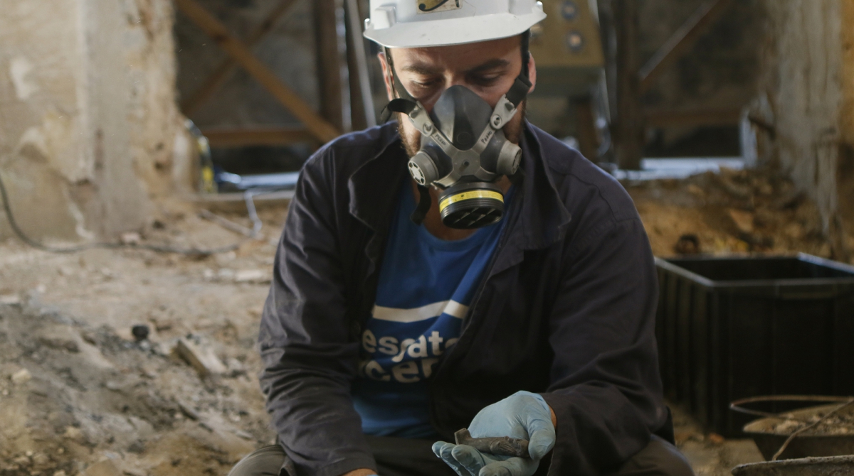 O arqueólogo Pedro Seehausen no trabalho de resgate de peças - Reginaldo Pimenta