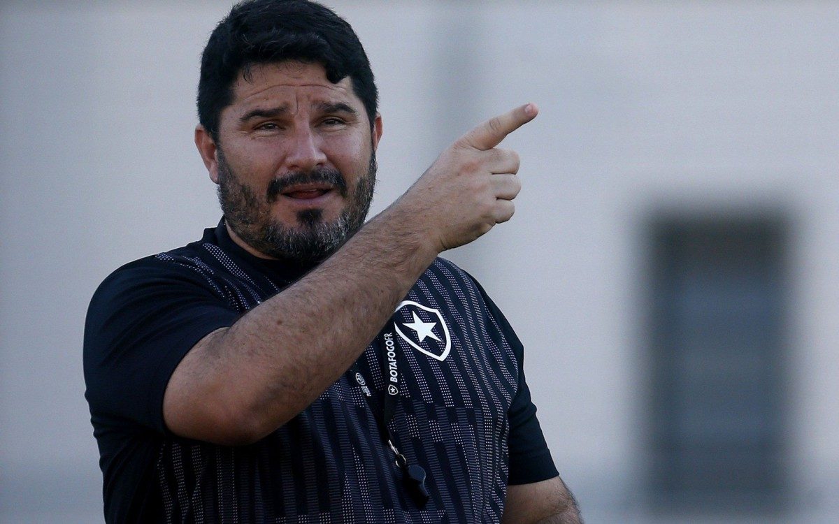 O técnico Eduardo Barroca pode testar nova formação no Botafogo - VITOR SILVA/BOTAFOGO
