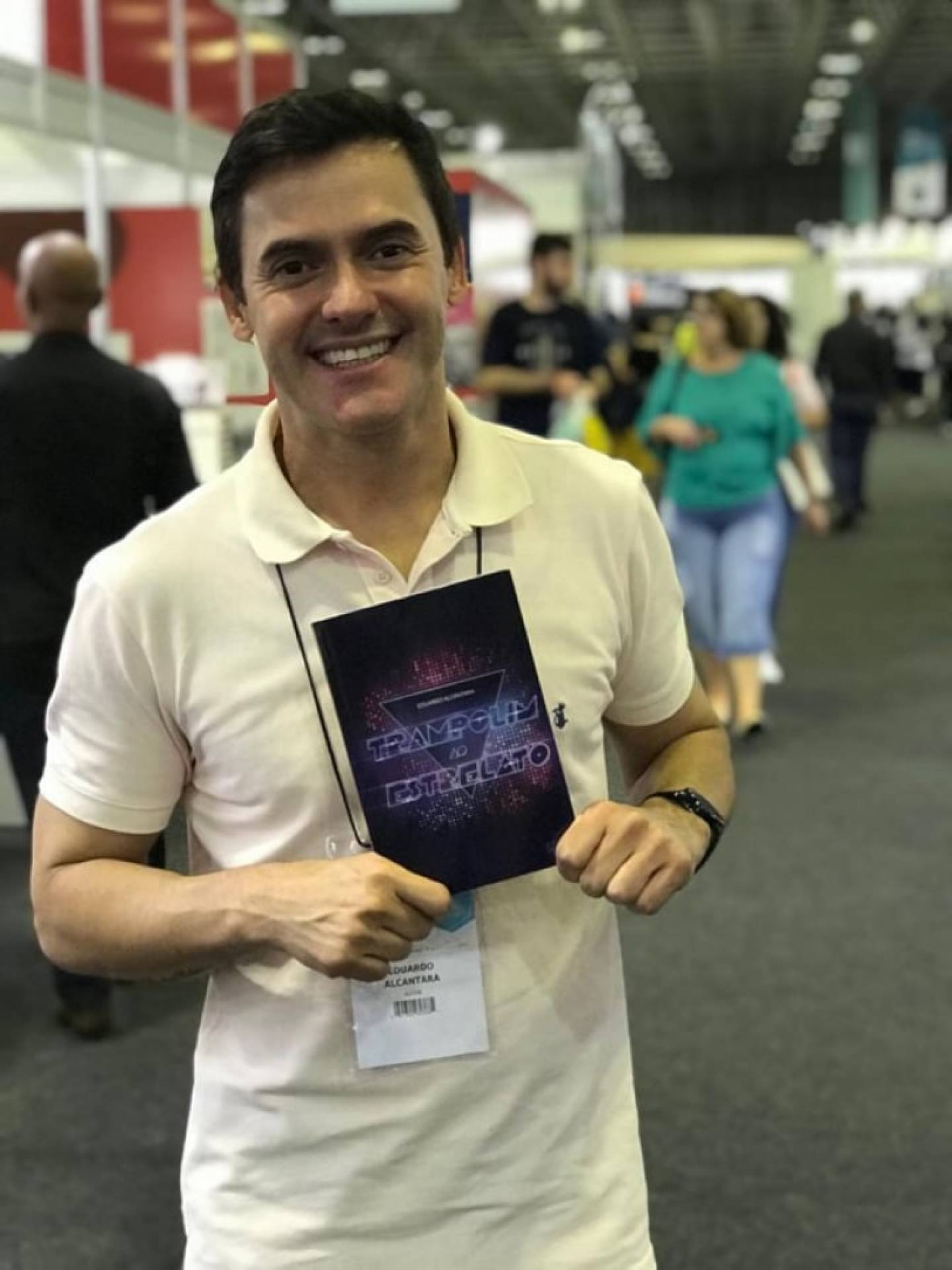 Eduardo Alcântara marca presença na Bienal do Livro