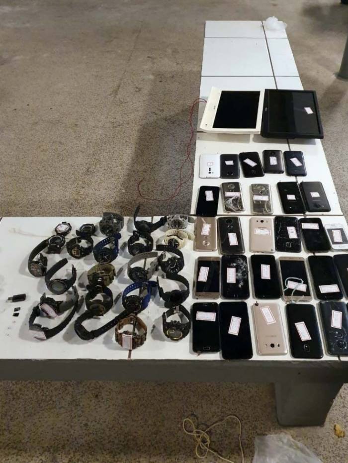 Celulares e outros objetos ilegais são encontrados em celas de milicianos em Bangu