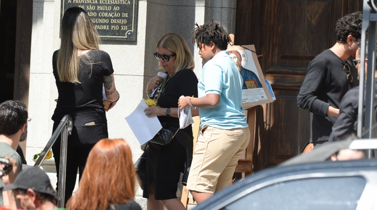 Famosos comparecem a missa de sétimo dia de Fernanda Young