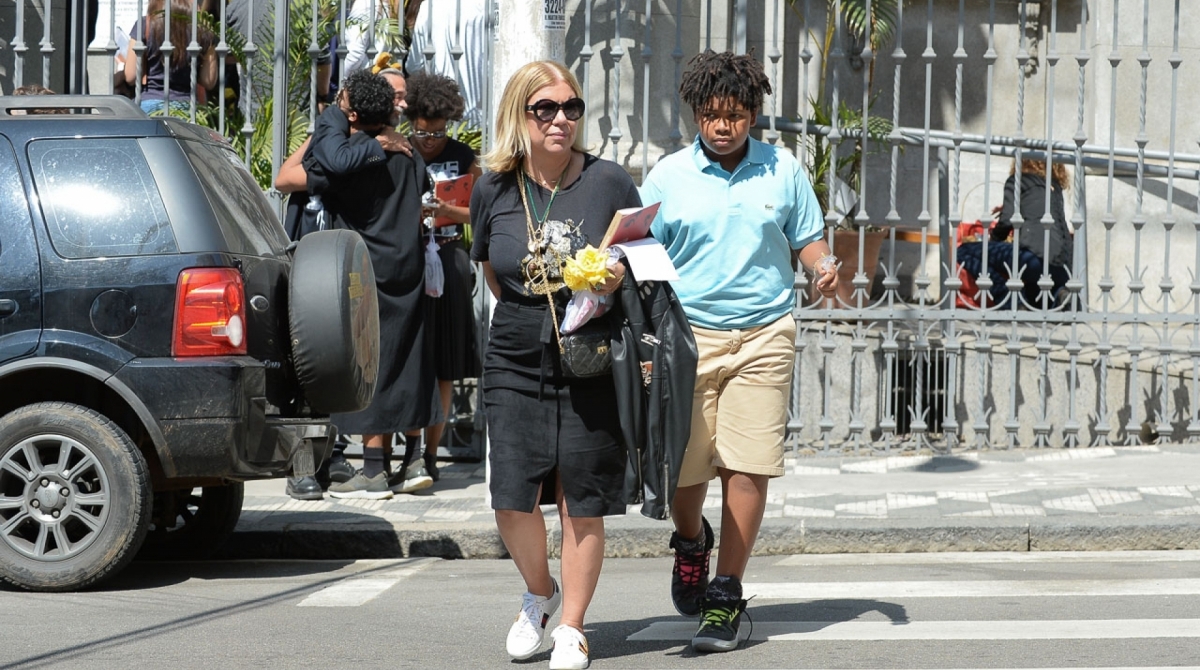 Famosos comparecem a missa de sétimo dia de Fernanda Young