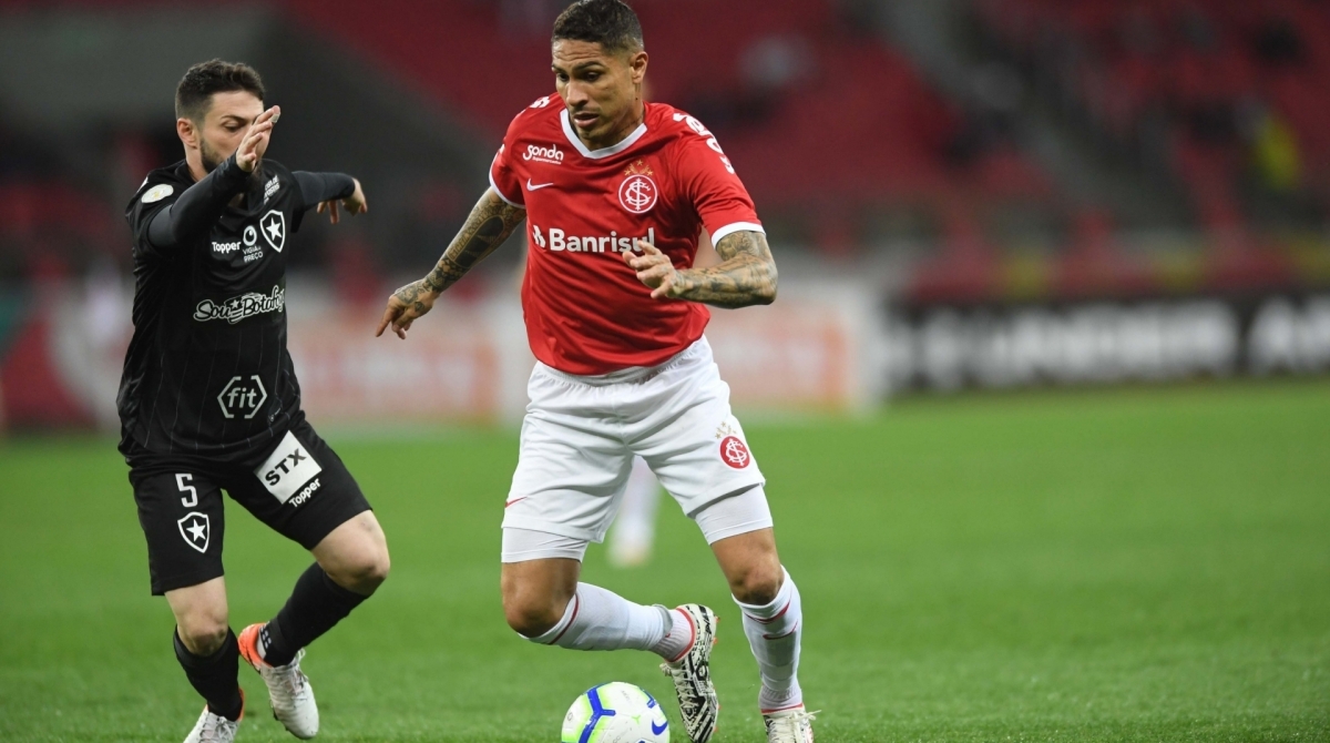 Guerrero protege a bola contra o Botafogo, no Beira-Rio