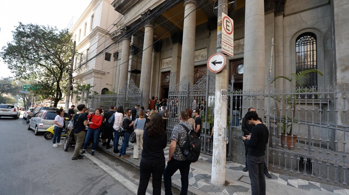 Famosos comparecem a missa de sétimo dia de Fernanda Young