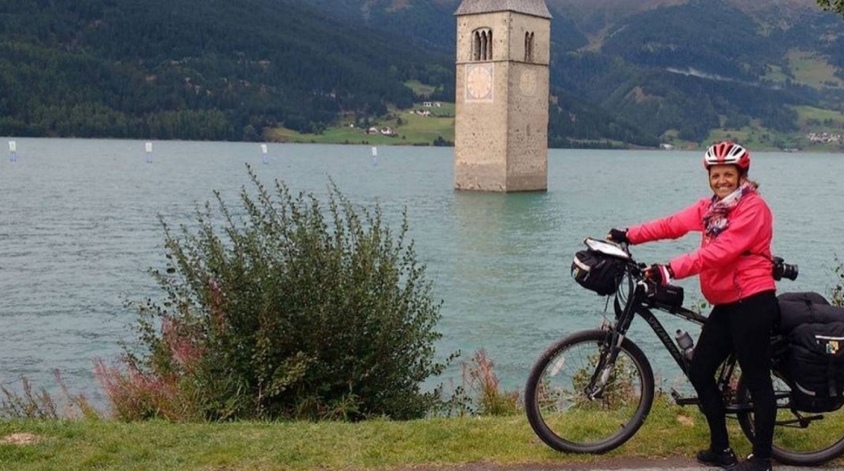 Vera Marques viaja pelo mundo pedalando de bicicleta - Reprodução