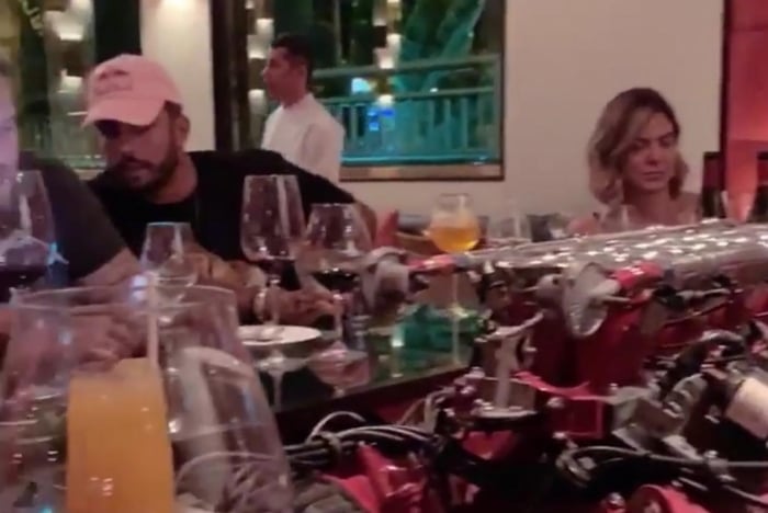 Pedro Scooby e Carol Sampaio jantam em restaurante de Eike Batista