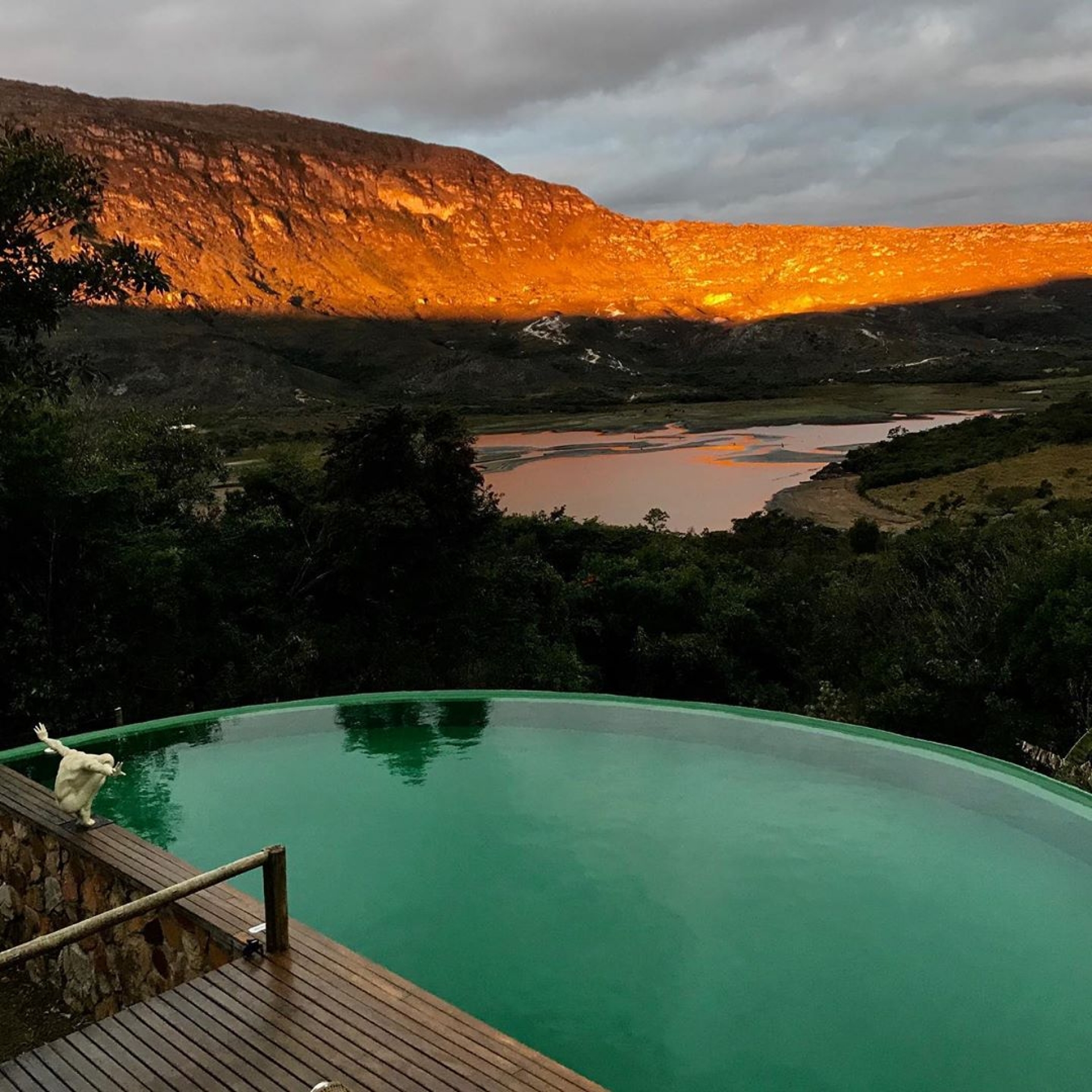 Estar em meio à natureza pode ser uma solução para o vício em redes sociais, diz psicólogo
