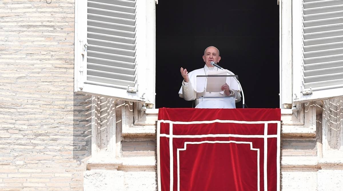 Papa Francisco se atrasa para oração dominical após ficar preso em elevador - AFP