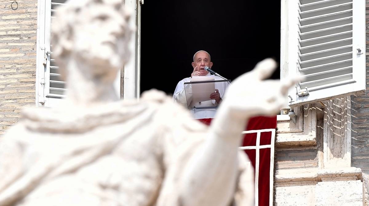 Papa Francisco se atrasa para oração dominical após ficar preso em elevador