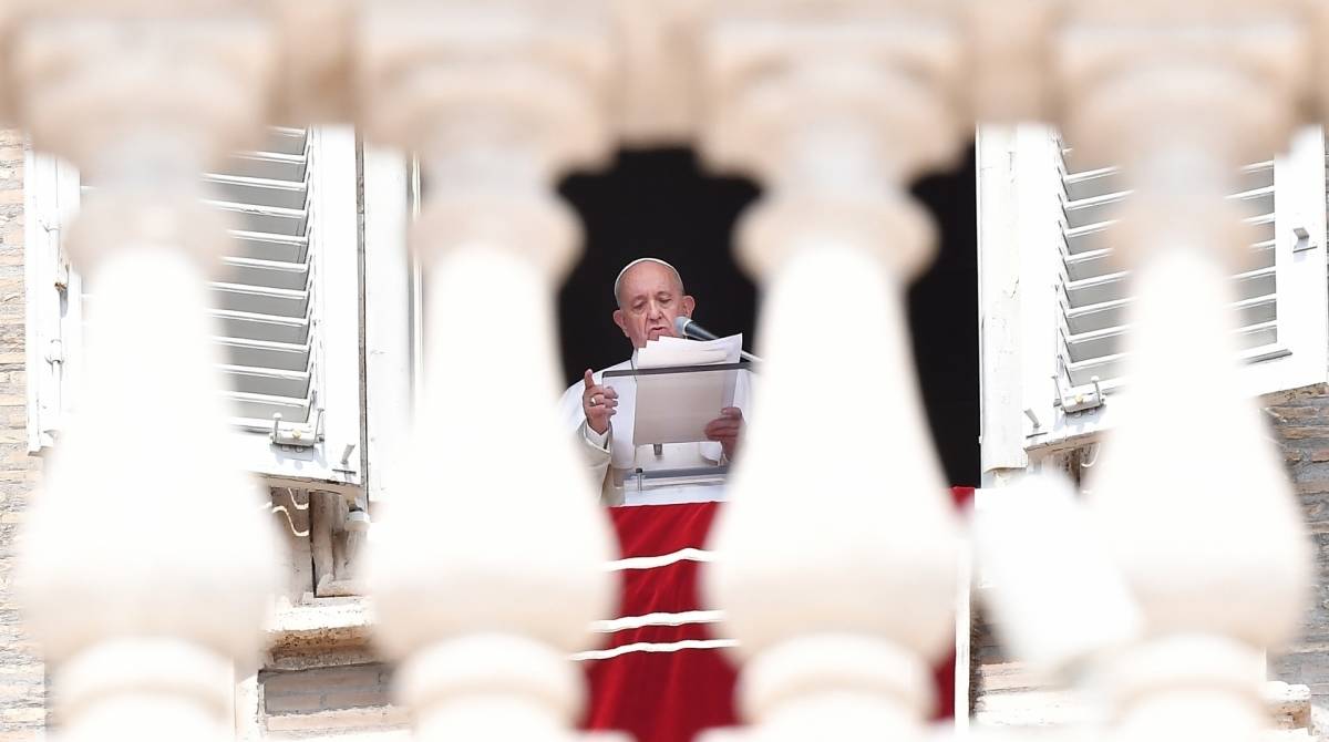 Papa Francisco se atrasa para oração dominical após ficar preso em elevador