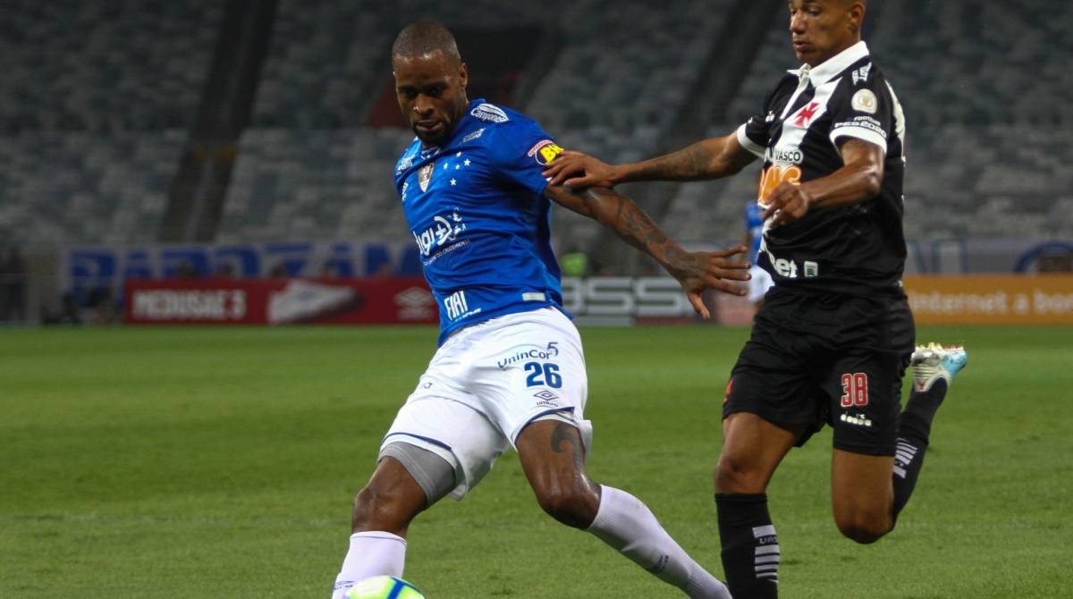 2019-09-01 - AG&Ecirc;NCIA DE NOT&Iacute;CIAS/PARCEIRO - O jogador Ded&eacute; do Cruzeiro, durante partida contra a equipe do Vasco, em jogo v&aacute;lido pela 17&ordf; rodada do Campeonato Brasileiro de 2019, realizado no Est&aacute;dio do Mineir&atilde;o, em Belo Horizonte, na noite deste domingo (01). Foto: Fernando Michel/Parceiro/Ag&ecirc;ncia O Dia