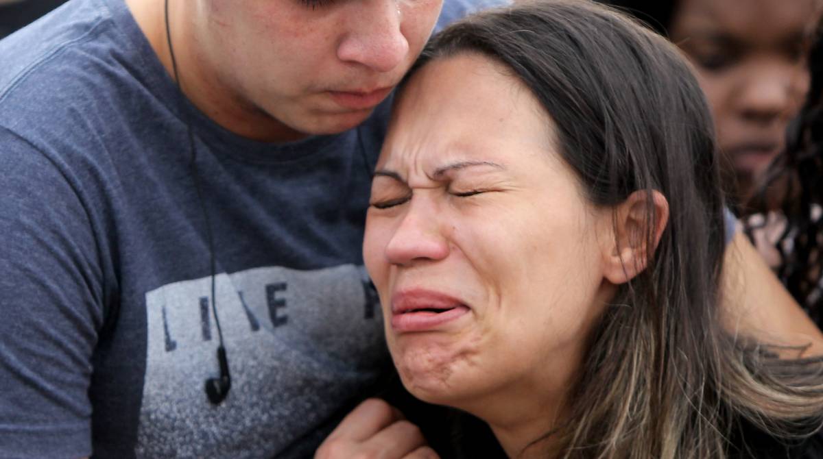 Rio de Janeiro 01/09/2019 - Foi sepultado na tarde deste domingo o corpo do vendendor Thiago da Concei&ccedil;&atilde;o, o vendedor que foi baleado durante uma tentativa de assalto em frente ao Plaza Shopping, na noite desta sexta-feira. Na foto acima o viuva Keni Haloma de Souza. Foto: Luciano Belford/Agencia O Dia