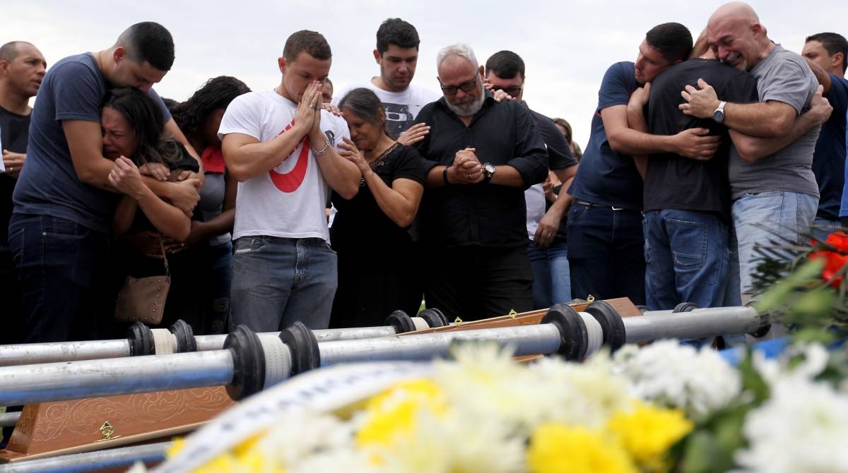 Vendedor foi enterrado sob forte emoção da família e de amigos - Luciano Belford