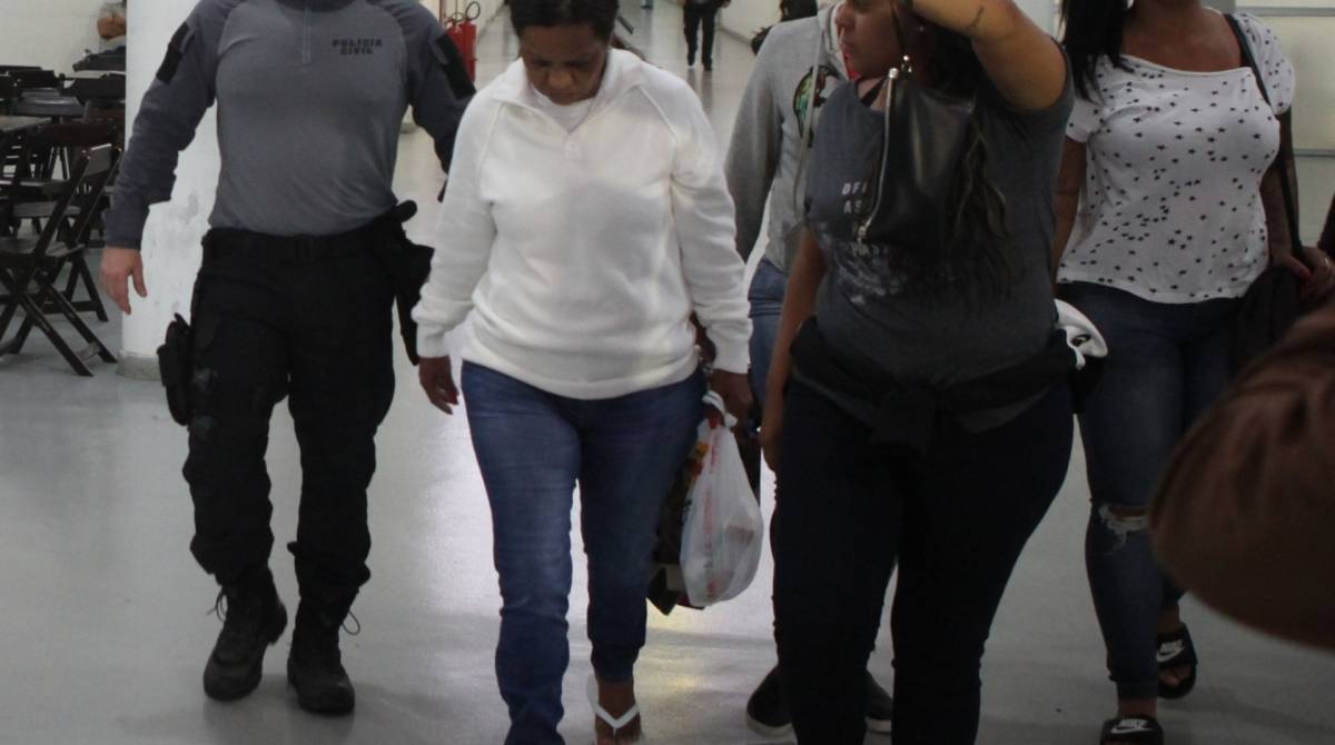 A mulher do traficante Celso Luis Rodrigues, o Celsinho da Vila Vint&eacute;m, foi presa, na manh&atilde; desta segunda-feira, por equipes da Delegacia de Combate &agrave;s Drogas (Dcod). Deise Mara de Souza Rodrigues foi detida na Vila Vint&eacute;m, em Padre Miguel, na Zona Oeste do Rio. De acordo com o delegado Reginaldo F&eacute;lix, titular da Dcod, foi necess&aacute;rio o uso de um ve&iacute;culo blindado para entrar na Vila Vint&eacute;m e sair com Deise da comunidade.