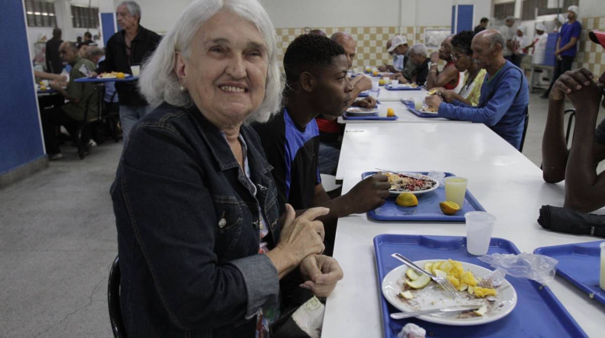 A aposentada Mose Medeiros almoça todo dia no restaurante popular - Cléber Mendes