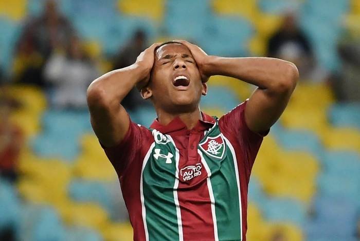 João Pedro lamenta uma das muitas chances perdidas pelo Fluminense; Tricolor foi displicente