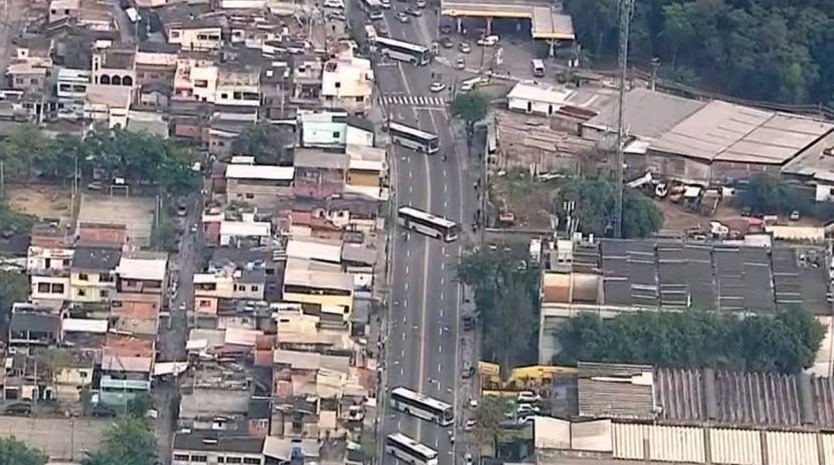 Ônibus foram atravessados nas principais vias da comunidade