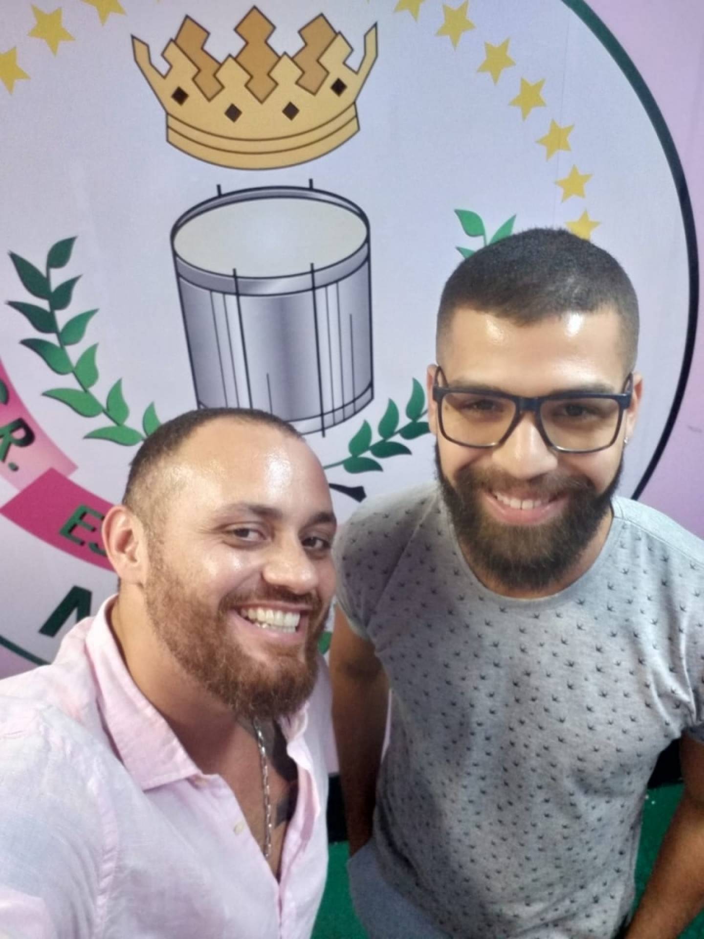 Carnavalesco da Caprichosos, Bruno (à direita) ao lado de Leandro Vieira, campeão pela Mangueira