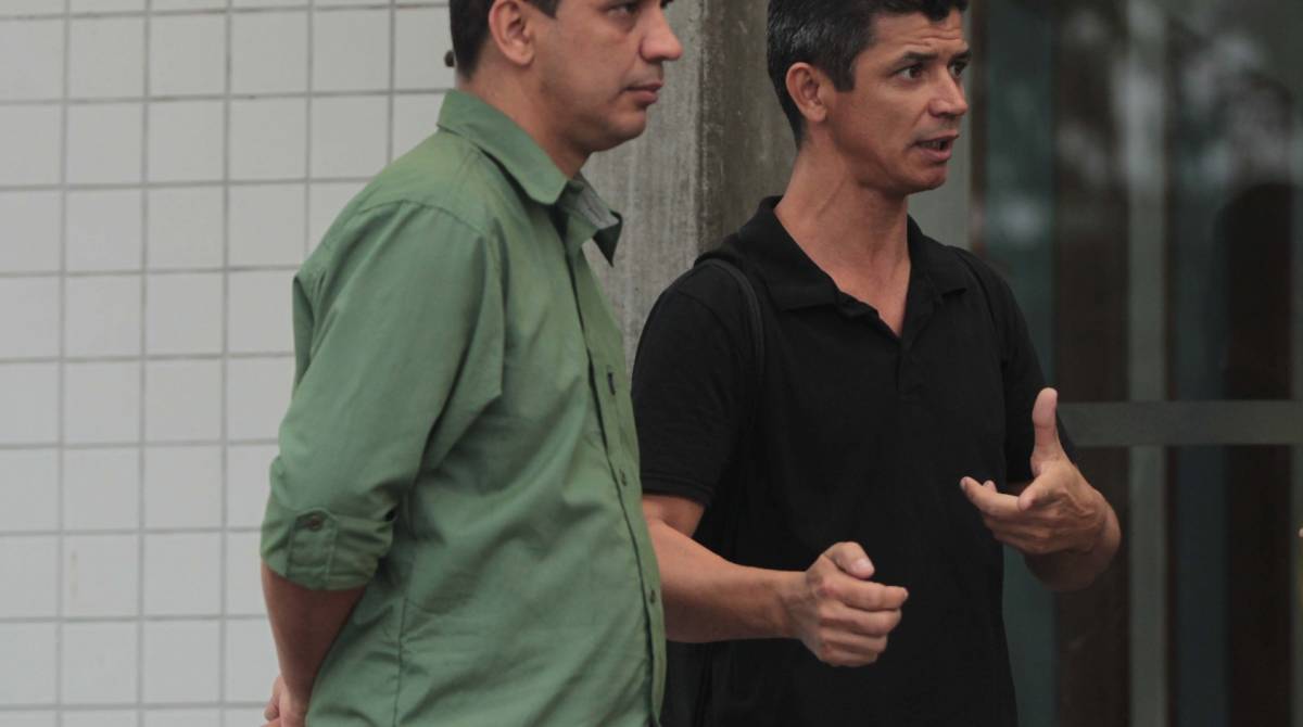 Parentes do pedreiro Jos&eacute; Pio Ba&iacute;a Junior, foram at&eacute; o IML , para liberar o corpo. Na foto, Jorge Ba&iacute;a(camisa verde), e Janilson Ba&iacute;a, irm&atilde;os de Jos&eacute;, o pedreiro.                  Estefan Radovicz / Ag&ecirc;ncia O Dia              Estefan Radovicz / Ag&ecirc;ncia O Dia      
      Byline