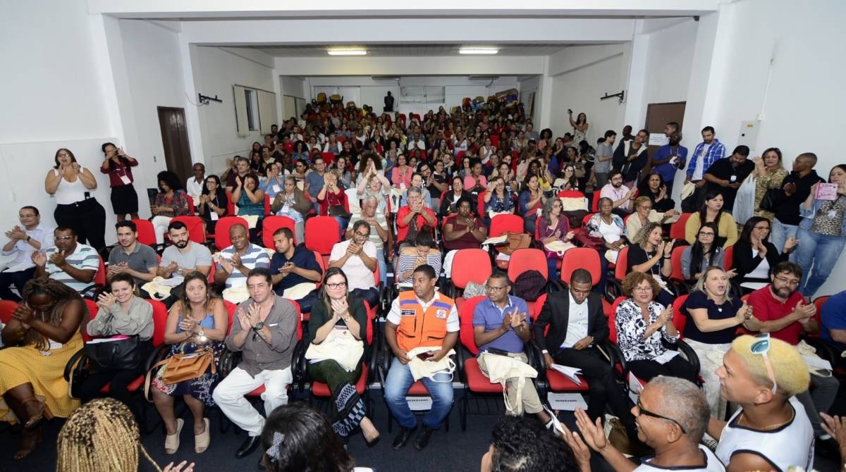 Participaram representantes da sociedade civil, órgãos governamentais  e instituições