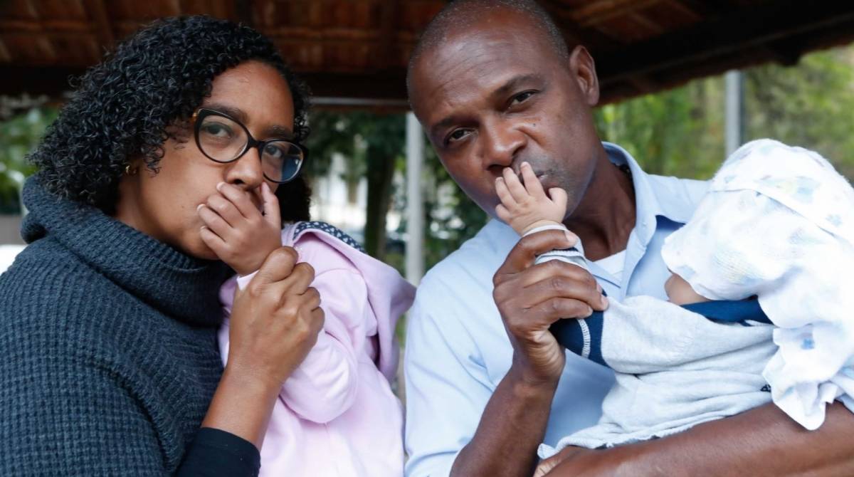 Sao Goncalo, 04/09/2019, Familia Acolhedora, na foto, o casal Marcos Oliveira Justino e Lucia Claudia Teodoro Salgado Justino com as maozinhas dos filhos que eles acolheram, foto de Gilvan de Souza / Agencia O Dia