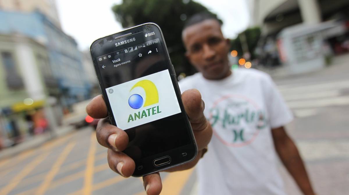 Rio de Janeiro - 04/09/2019 - A partir de 24/03 tem início o bloqueio dos celulares sem certificação. Na foto acima Rafael dos Santos. Foto: Luciano Belford/Agencia O Dia