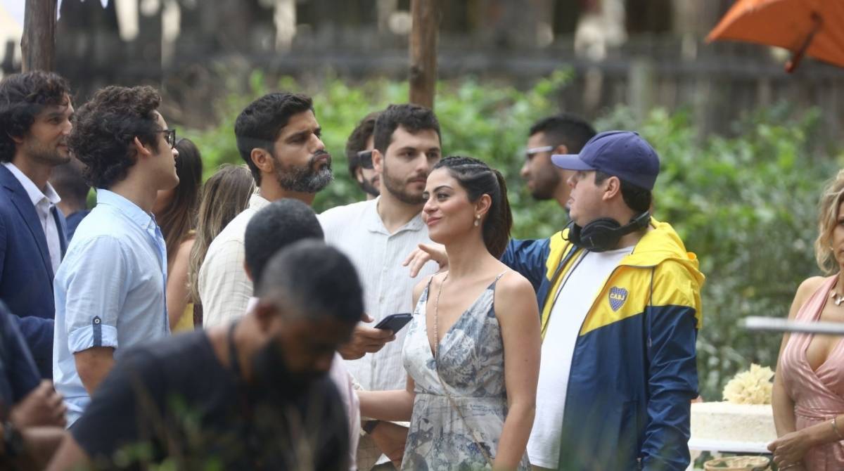 Carol Castro e Bruno Cabrerizo trocam carinhos em gravações de 'Órgãos da Terra' 