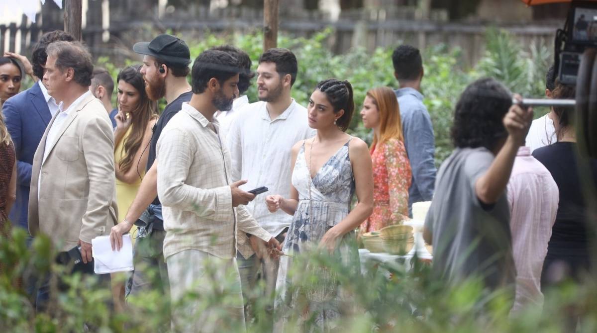 Carol Castro e Bruno Cabrerizo trocam carinhos em gravações de 'Órgãos da Terra' 