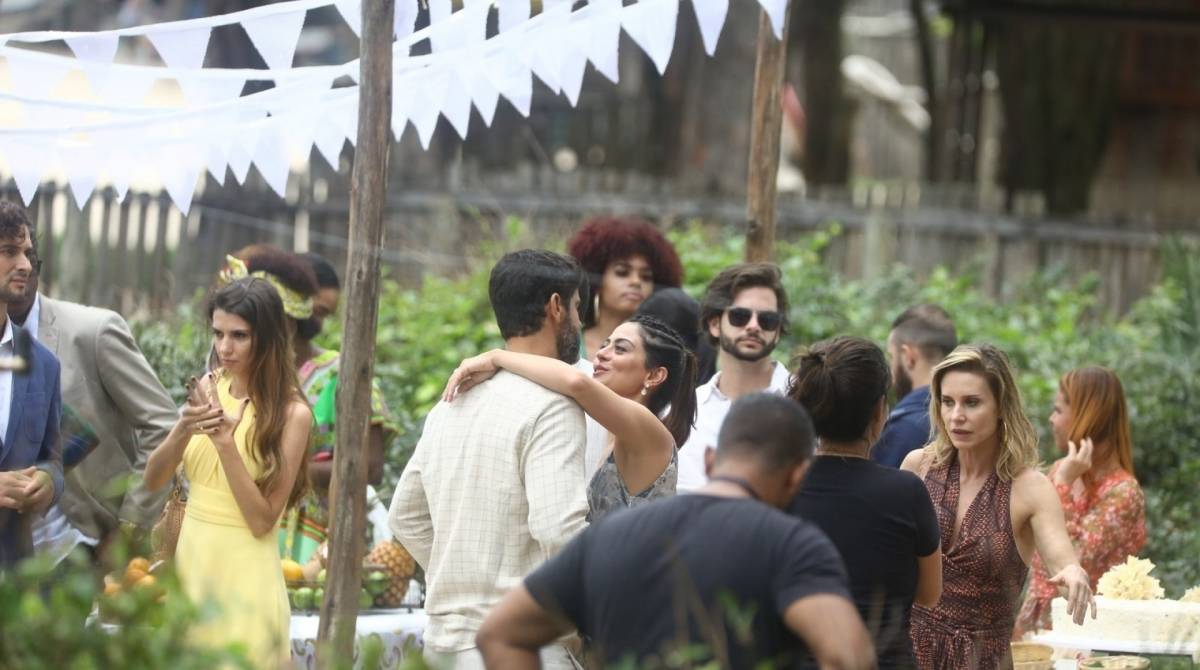 Carol Castro e Bruno Cabrerizo trocam carinhos em gravações de 'Órgãos da Terra' 