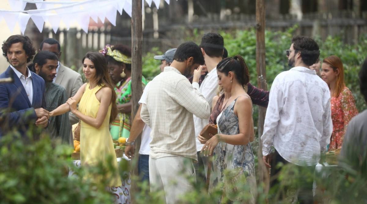 Carol Castro e Bruno Cabrerizo trocam carinhos em gravações de 'Órgãos da Terra' 