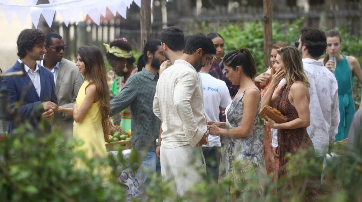 Carol Castro e Bruno Cabrerizo trocam carinhos em gravações de 'Órgãos da Terra' 